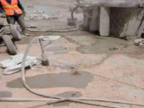 涪陵水泥混凝土路面板底注浆技术 路面脱空注浆整治方案